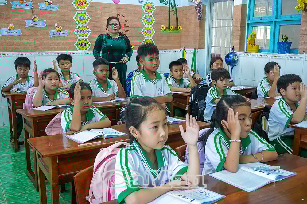 Cô giáo Nguyễn Thị Thảo tận tình hướng dẫn học sinh Lớp 3B trong giờ học tại Trường Tiểu học xã Hàm Rồng, nơi cô đã gắn bó hơn 20 năm với sự nghiệp gieo chữ ở vùng đất cuối trời Tổ quốc.