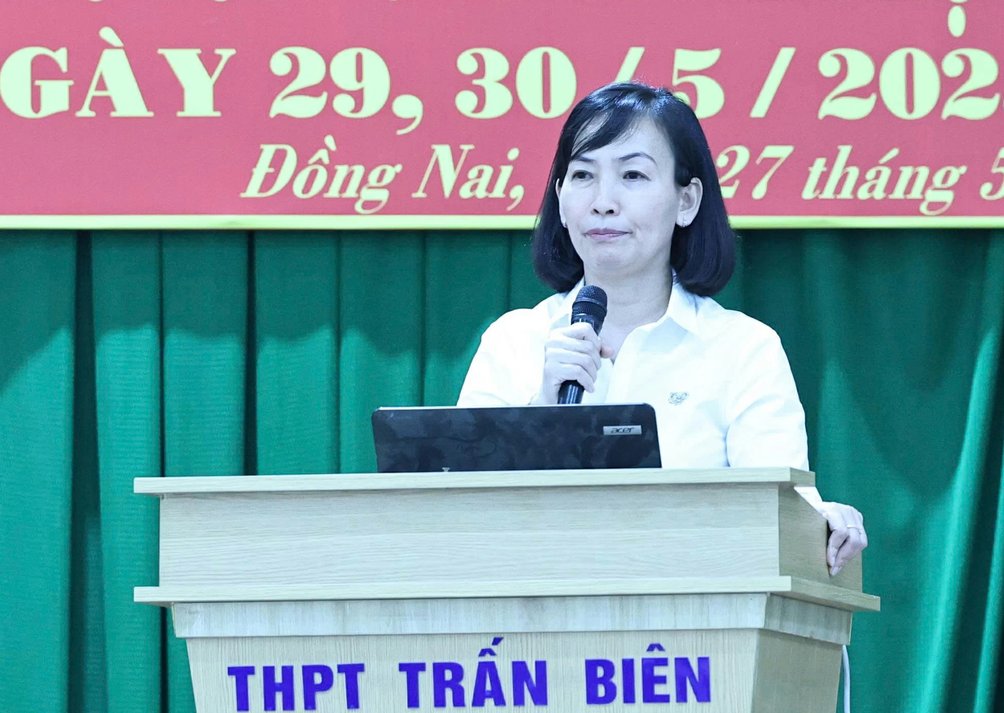 La directora del Departamento de Educación y Capacitación, Truong Thi Kim Hue, pronunció un discurso en la conferencia. Foto: Cong Nghia