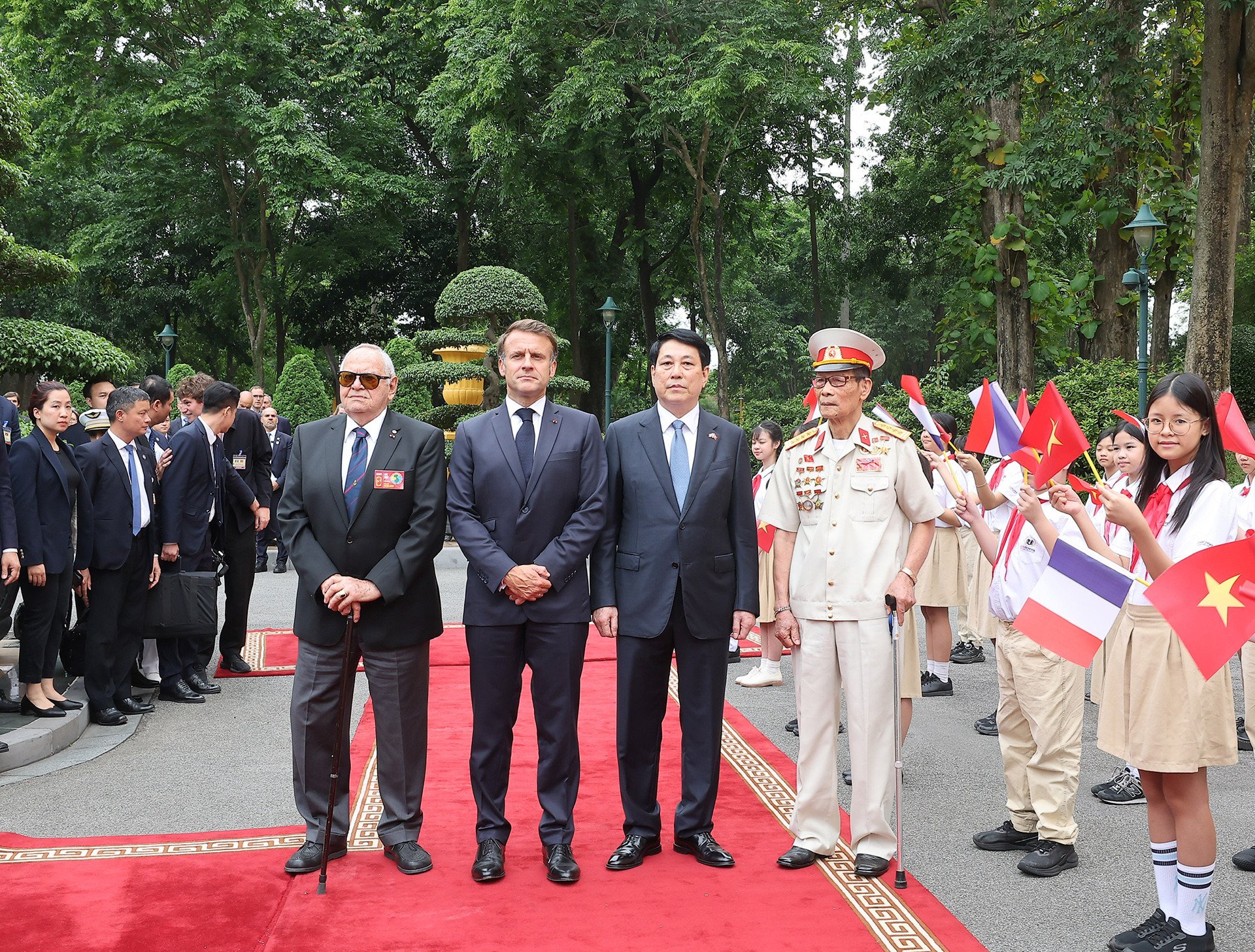 Two special Vietnamese and French veterans at the welcoming ceremony for President Macron at the Presidential Palace