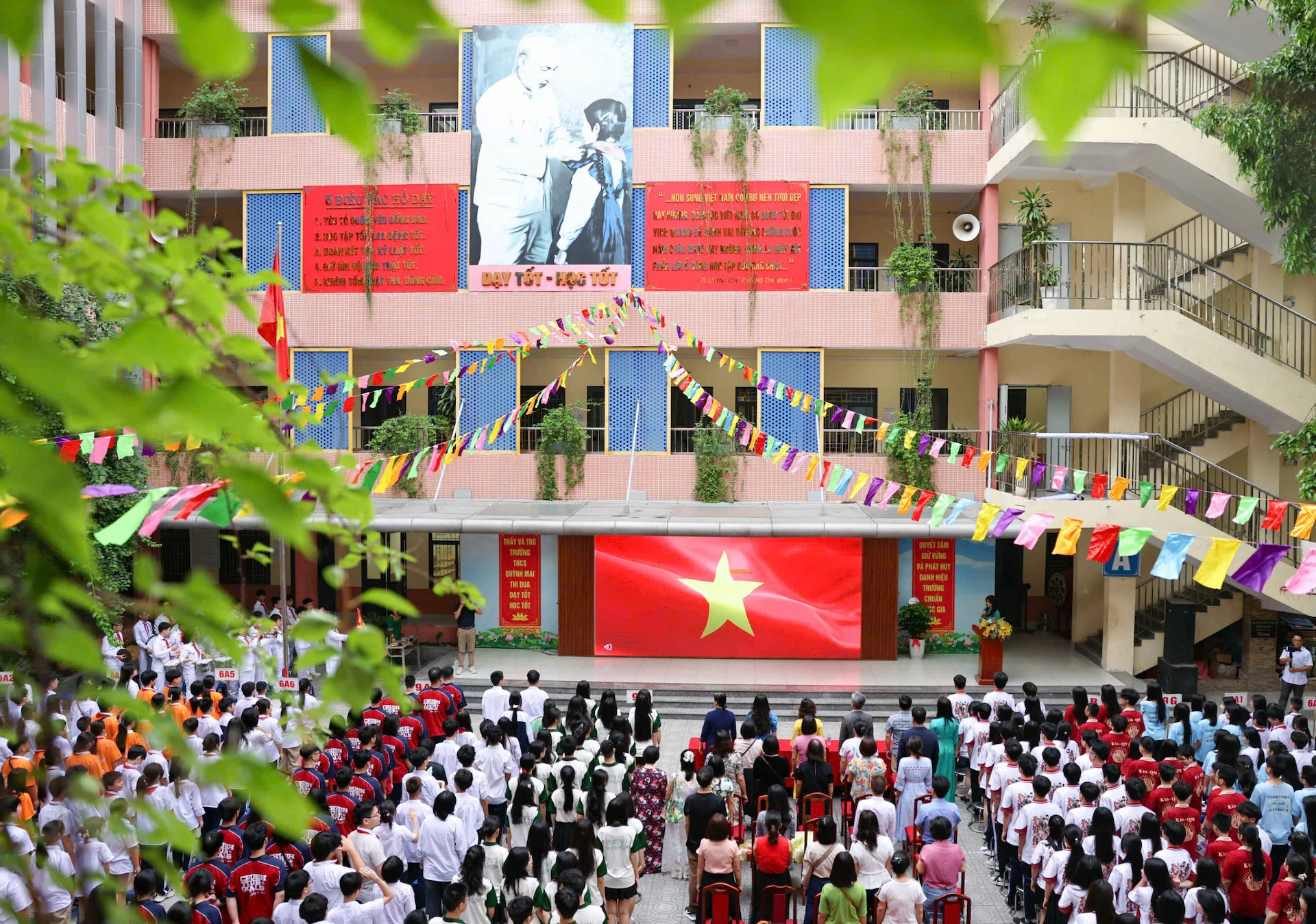 [Photo] Reluctantly at the closing ceremony, 9th grade students say goodbye to teachers and school photo 3