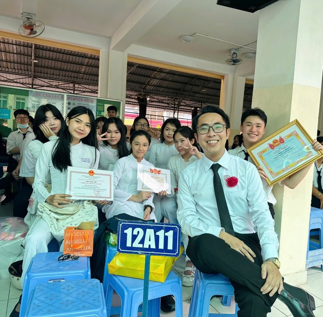 Thầy giáo viết thư gửi lớp 12: 'Thế giới không phải lúc nào cũng dịu dàng...' - Ảnh 3.