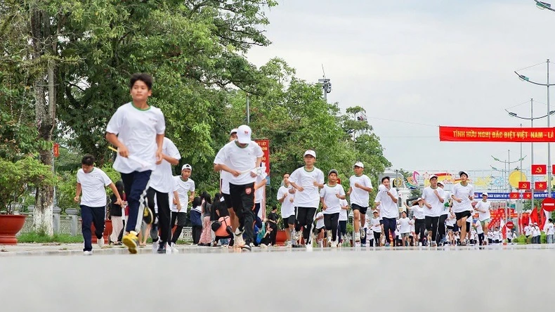 More than 1,200 athletes ran together on the road named after General Vo Nguyen Giap in Dien Bien photo 1