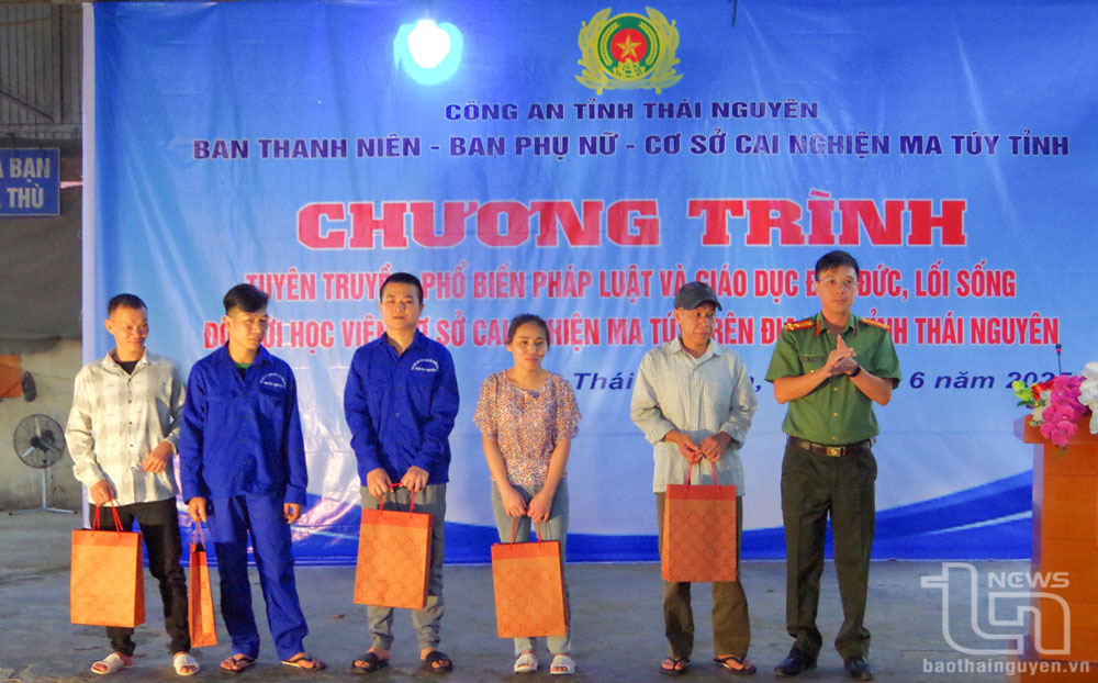 มอบของขวัญ 5 ชิ้น ให้กับนักเรียน 5 คนที่อยู่ในสถานการณ์ที่ยากลำบาก