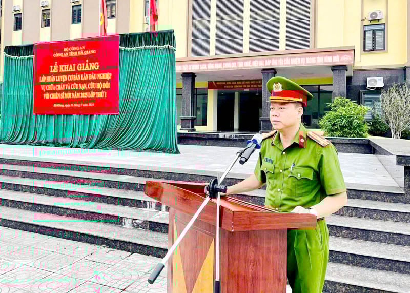 The leader of the Fire Prevention, Fire Fighting and Rescue Police Department spoke at the opening ceremony.