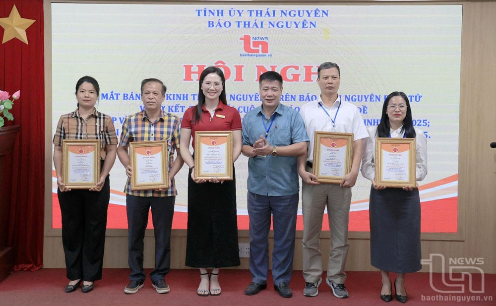 ผู้บริหารหนังสือพิมพ์ไทยเหงียนมอบรางวัลแก่นักเขียนและกลุ่มนักเขียนที่ได้รับรางวัลให้กำลังใจ ในการประกวดสื่อสารมวลชน หัวข้อ “การศึกษาและติดตามอุดมการณ์ คุณธรรม และแนวทางของโฮจิมินห์ ในปี 2568”