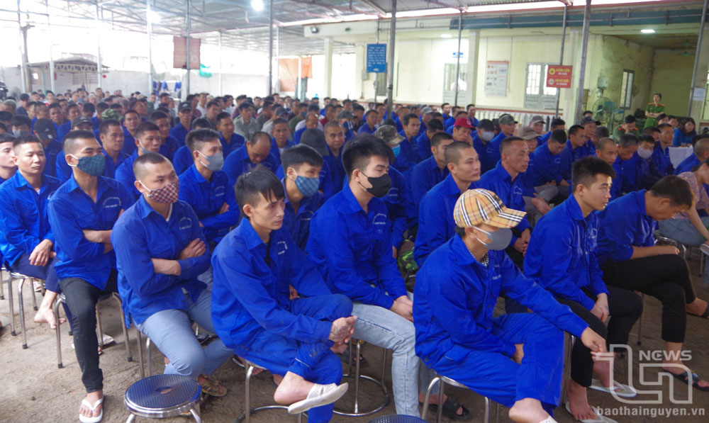 นักเรียนฟังหัวข้อต่างๆ