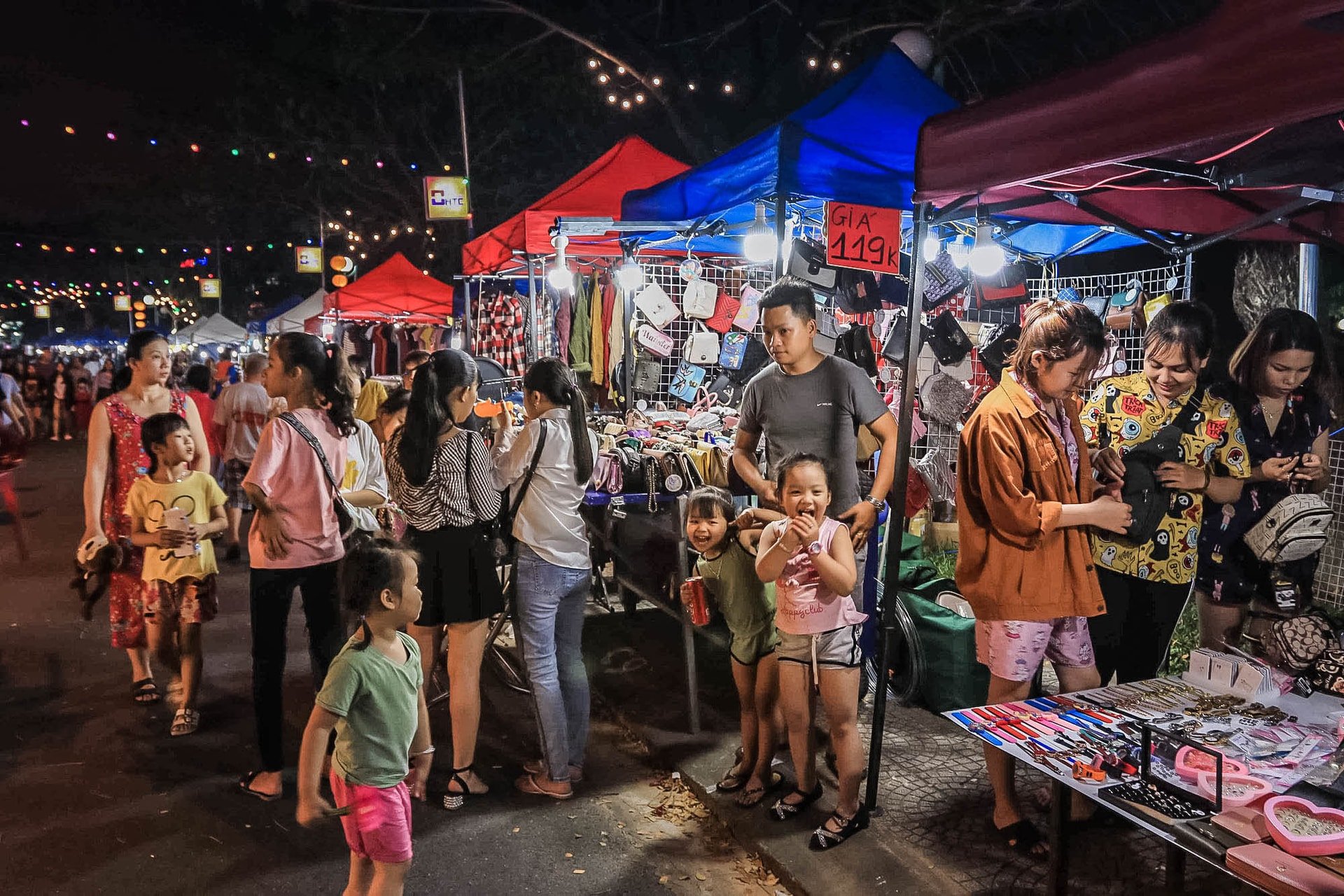 Découvrez les 5 marchés nocturnes les plus célèbres de Da Nang - Portail du tourisme de la ville de Da Nang