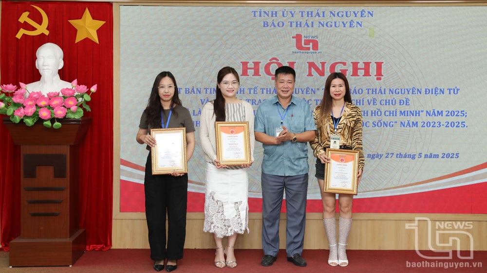 ผู้บริหารหนังสือพิมพ์ไทยเหงียนมอบรางวัลแก่นักเขียนและกลุ่มนักเขียนที่ได้รับรางวัล A ในการประกวดสื่อสารมวลชนในหัวข้อ “การศึกษาและติดตามอุดมการณ์ คุณธรรม และสไตล์ของโฮจิมินห์ ในปี 2568”