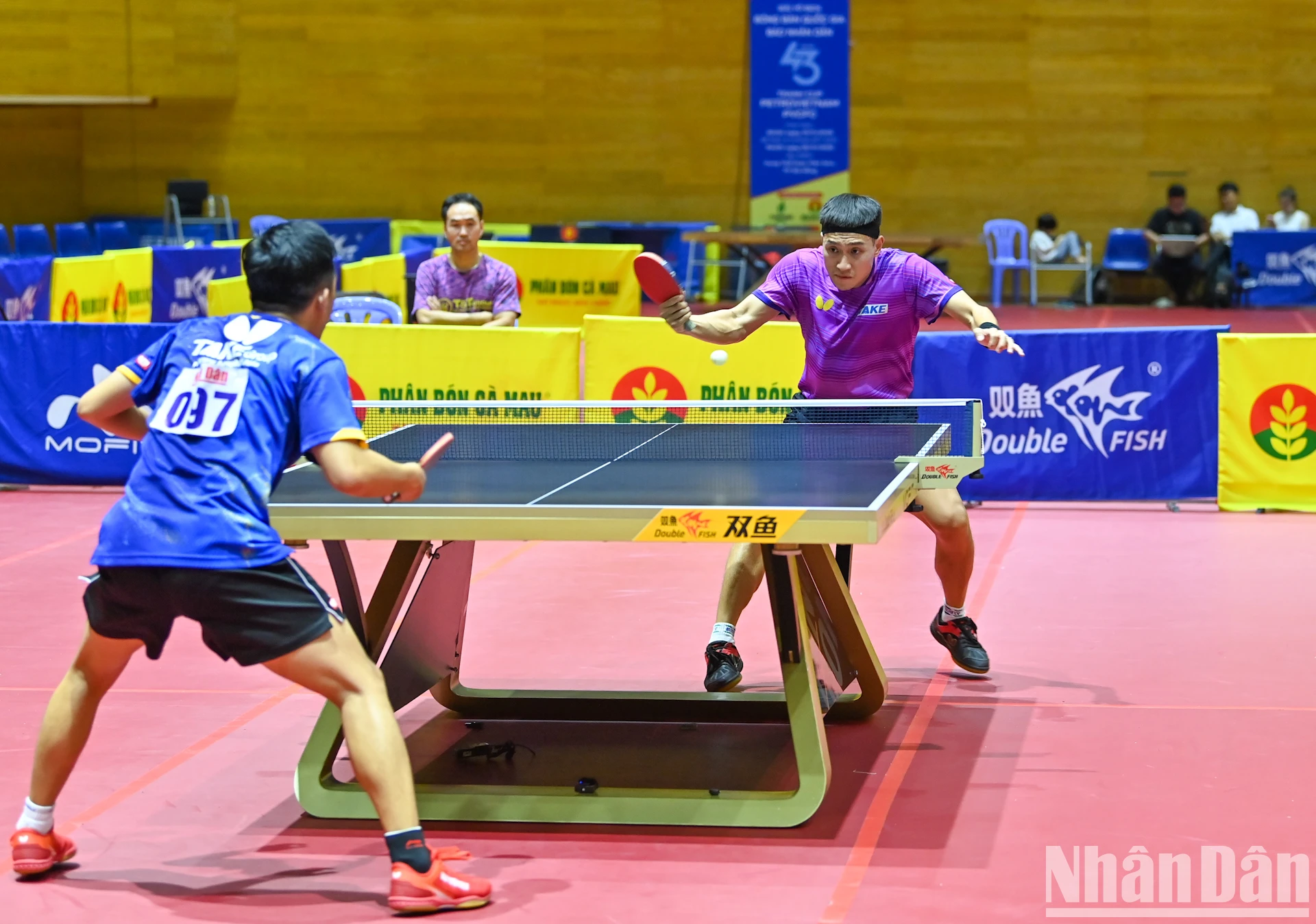 [Photo] Dinh Anh Hoang a remporté le championnat du simple messieurs pour la première fois photo 3
