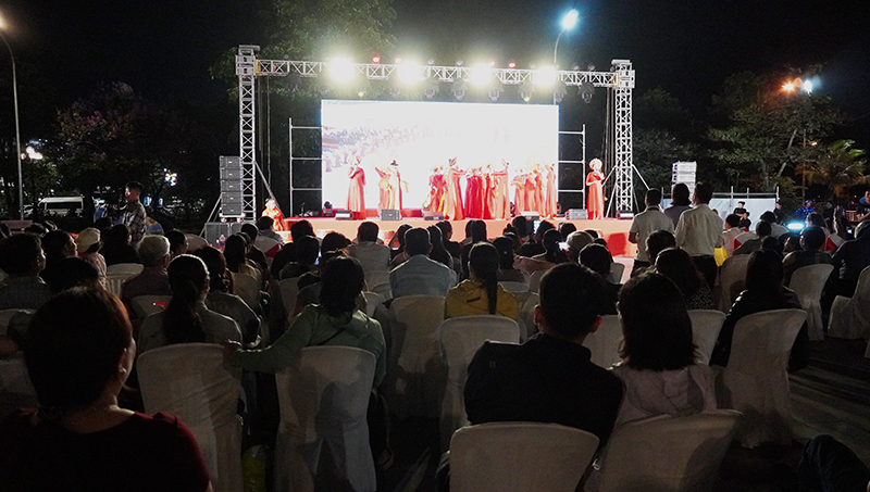 이 축제는 많은 사람과 관광객의 관심을 끌었습니다.