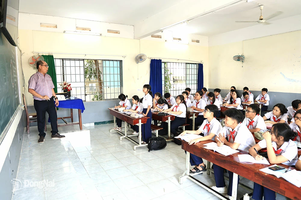 Los estudiantes de 9.º grado de la escuela secundaria Tran Hung Dao (barrio de Trung Dung, ciudad de Bien Hoa) repasan matemáticas para prepararse para el examen de ingreso al 10.º grado para el año escolar 2025-2026. Fotografía: C. Nghia
