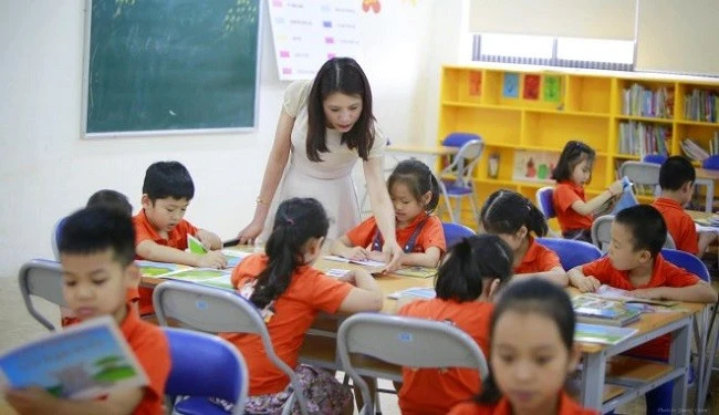 Căn cứ xét chuyển sang giáo viên tiểu học hạng II?