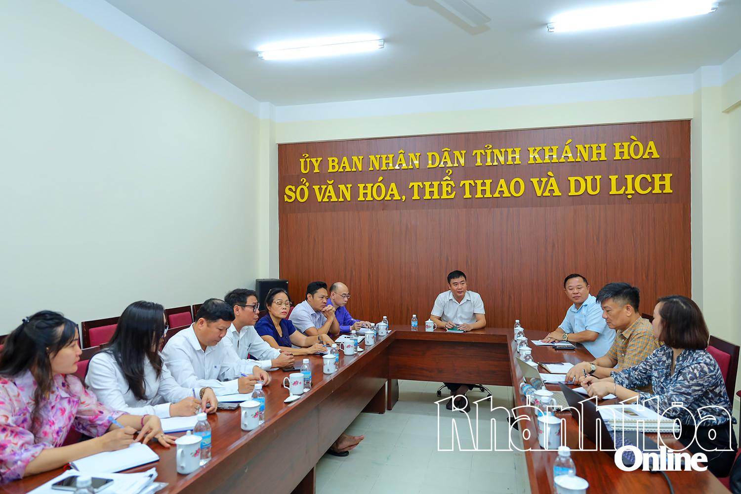 ภาพการประชุมเชิงปฏิบัติการระหว่างผู้นำกรมวัฒนธรรม กีฬา และการท่องเที่ยว กับตัวแทนสถาบันอนุรักษ์อนุสรณ์สถาน