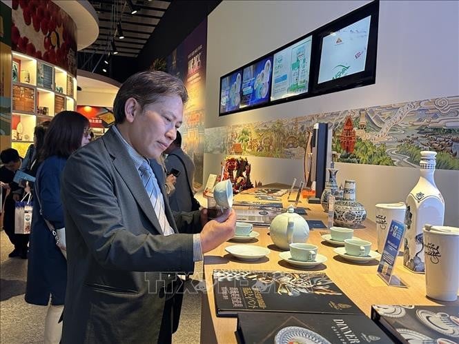 Khách tham quan sản phẩm gốm sứ của Việt Nam được trưng bày tại Nhà Việt Nam ở EXPO 2025. Ảnh: Nguyễn Tuyến/TTXVN