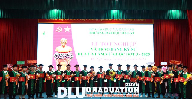 Trường ĐH Đà Lạt trao bằng kỹ sư công nghệ thông tin cho 25 công an- Ảnh 1.
