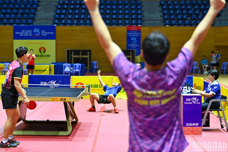 Дин Ань Хоанг впервые выиграл чемпионат среди мужчин в одиночном разряде, показав смелое выступление, фото 3