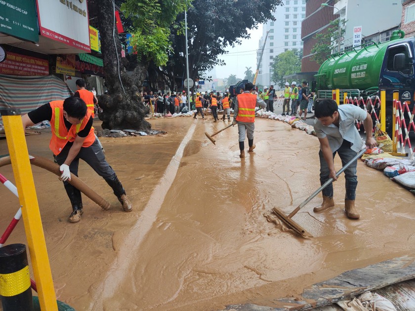 Nhà thầu đã thực hiện các biện pháp khắc phục, huy động tối đa nhân lực, các xe hút bùn, thu gom và xử lý bùn tại hiện trường.