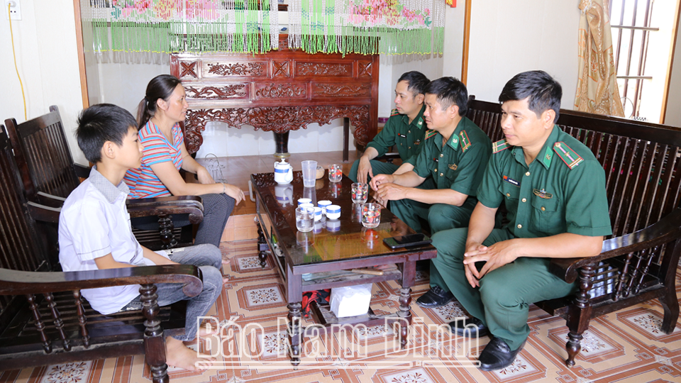 Cán bộ, chiến sĩ Đồn Biên phòng Ngọc Lâm (Nghĩa Hưng) thăm hỏi, động viên gia đình học sinh trong chương trình “Nâng bước em tới trường” và mô hình “Con nuôi Đồn Biên phòng”.