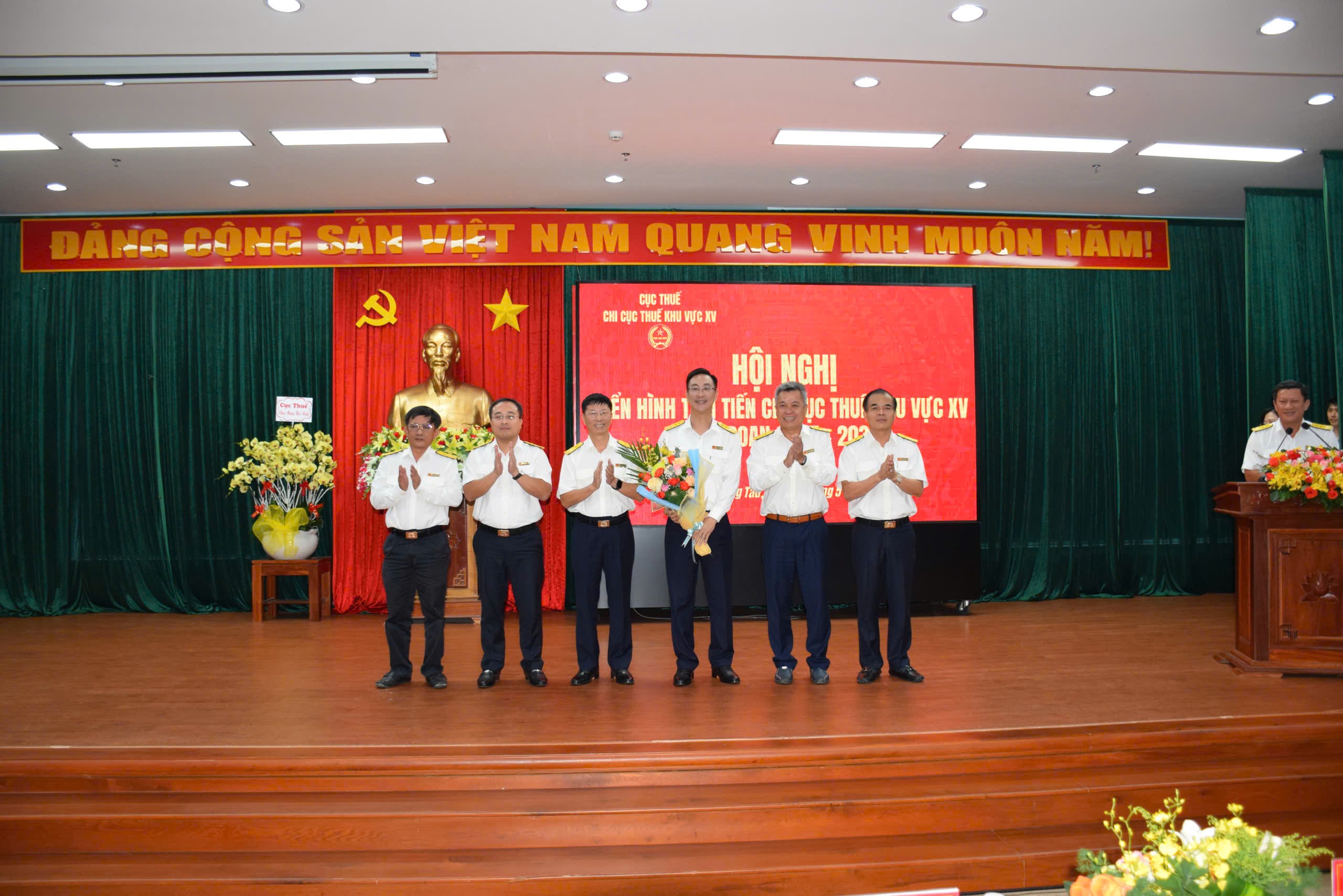 Mr. Doan Minh Dung, Branch Director (flower recipient) is one of 7 advanced models of the Tax Department of Region XV who will attend the national conference of advanced models of the tax industry.