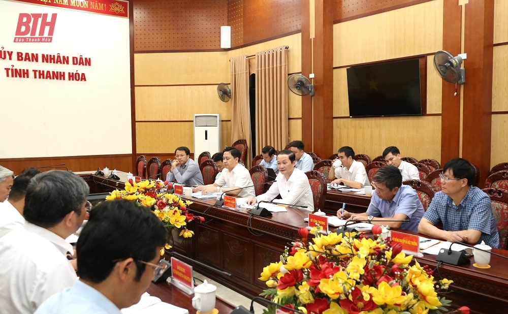 El presidente del Comité Popular Provincial, Do Minh Tuan, recibió y trabajó con el Grupo Nacional de Industrias Minerales y del Carbón de Vietnam.