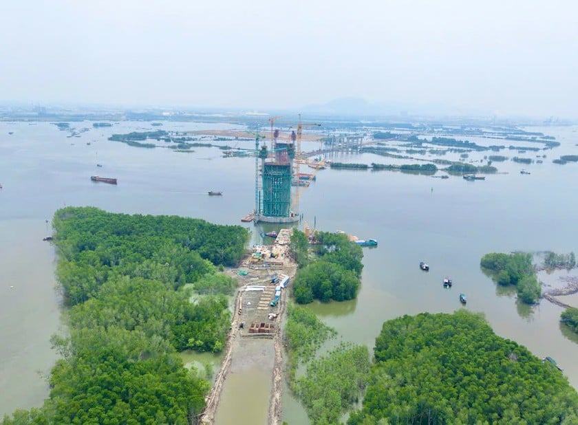 Công trường xây dựng cầu Phước An cây cầu có nhịp chính dài nhất Đông Nam Á.