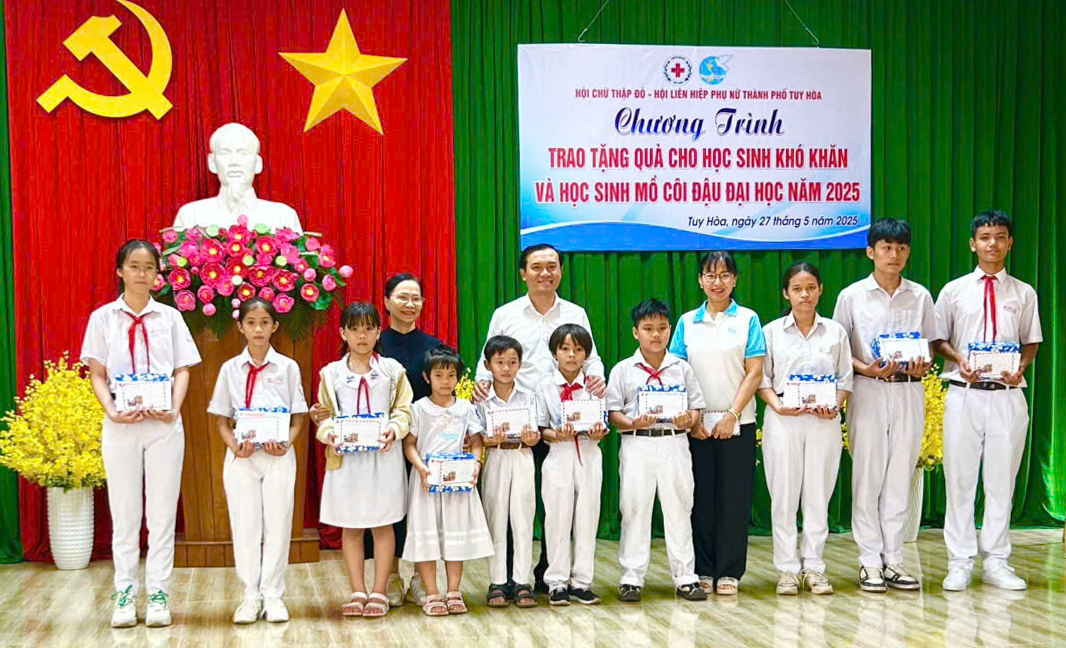 Le secrétaire du Parti de la ville de Tuy Hoa, Bui Thanh Toan, ainsi que les représentants des unités et des sponsors ont offert des cadeaux aux étudiants. Photo : THANH HUY