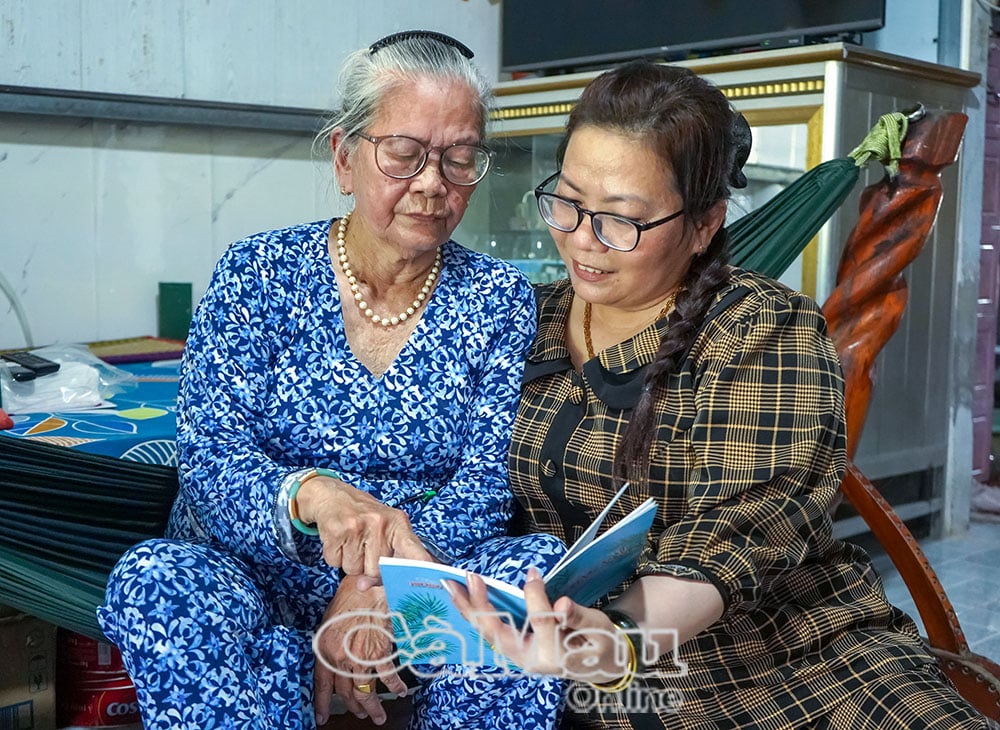 Cô Thảo chia sẻ cùng mẹ những sáng tác mới của mình.