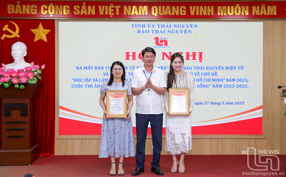 ผู้บริหารหนังสือพิมพ์ไทยเหงียนมอบรางวัลแก่นักเขียนและกลุ่มนักเขียนที่ได้รับรางวัล A ในการประกวดสื่อสารมวลชนในหัวข้อ “การศึกษาและติดตามอุดมการณ์ คุณธรรม และสไตล์ของโฮจิมินห์ ในปี 2568” 
