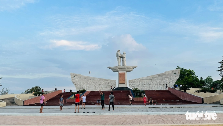 Ngồi trên bờ kè trăm tỉ ngắm trọn hoàng hôn sông Tiền - Ảnh 3.