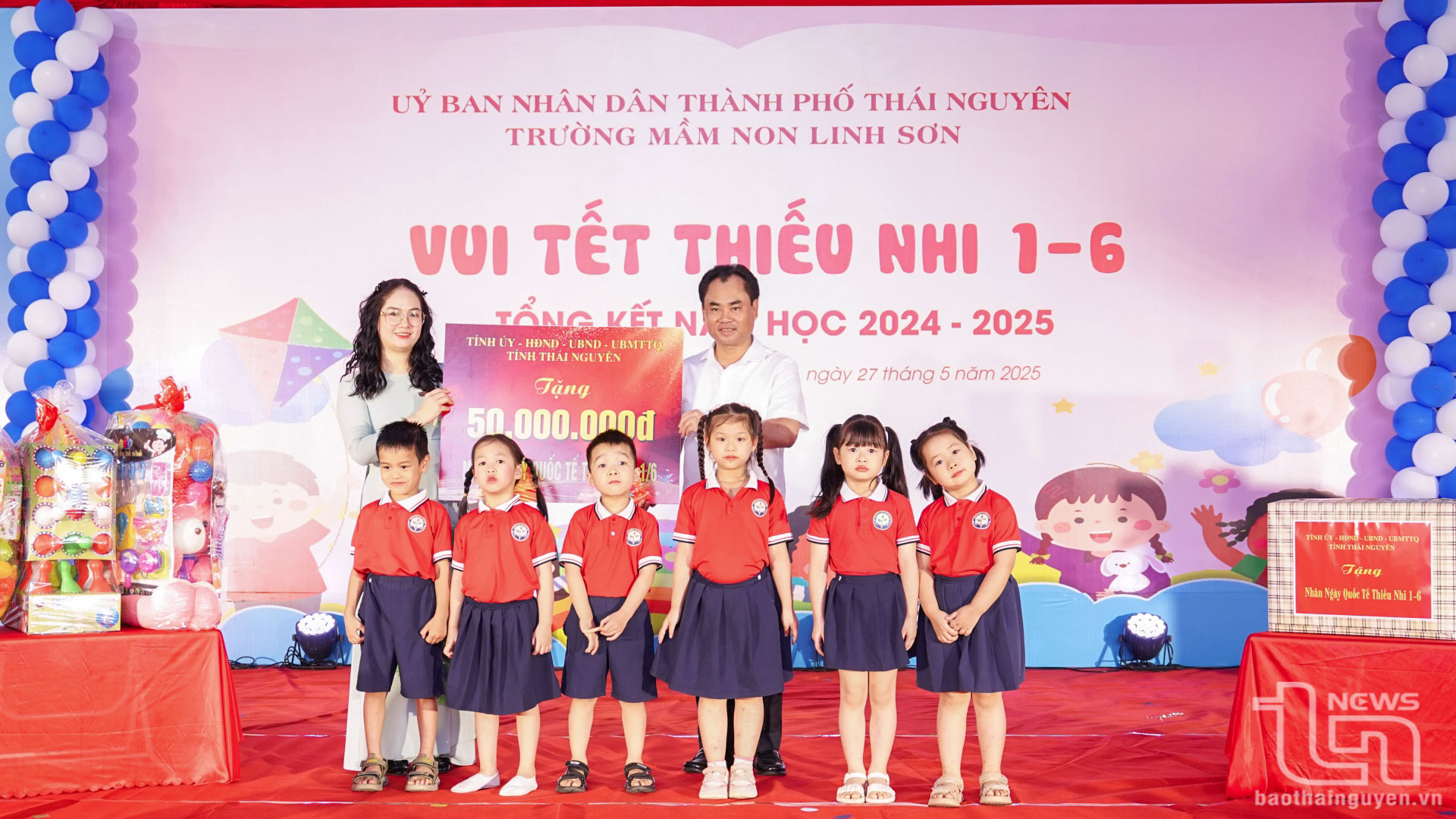 Đồng chí Bí thư Tỉnh ủy Trịnh Việt Hùng và Đoàn công tác trao tặng Nhà trường 50 triệu đồng cùng nhiều phần quà thiết thực