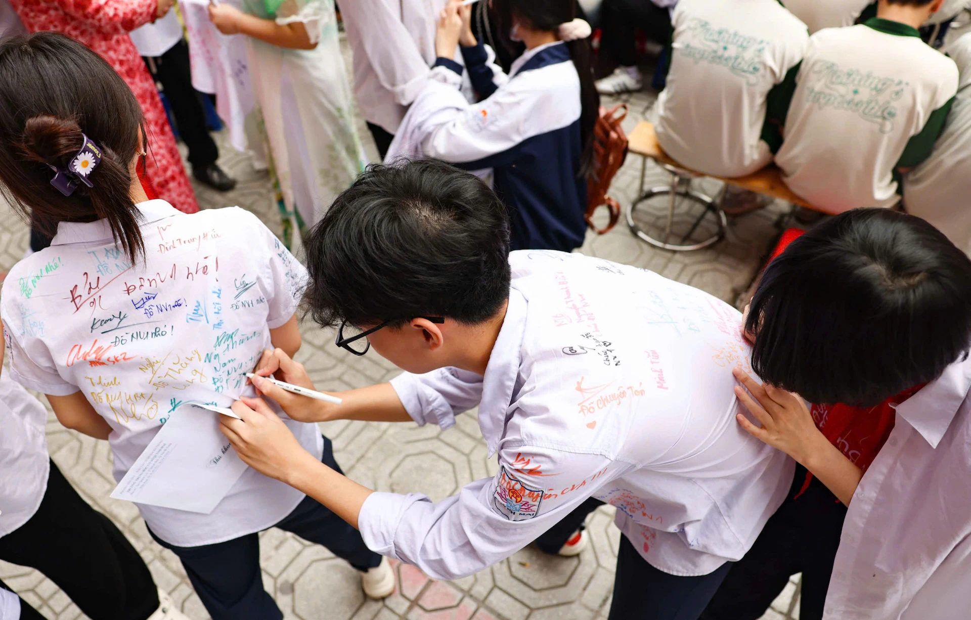 [Photo] Reluctantly at the closing ceremony, 9th grade students say goodbye to teachers and school photo 8