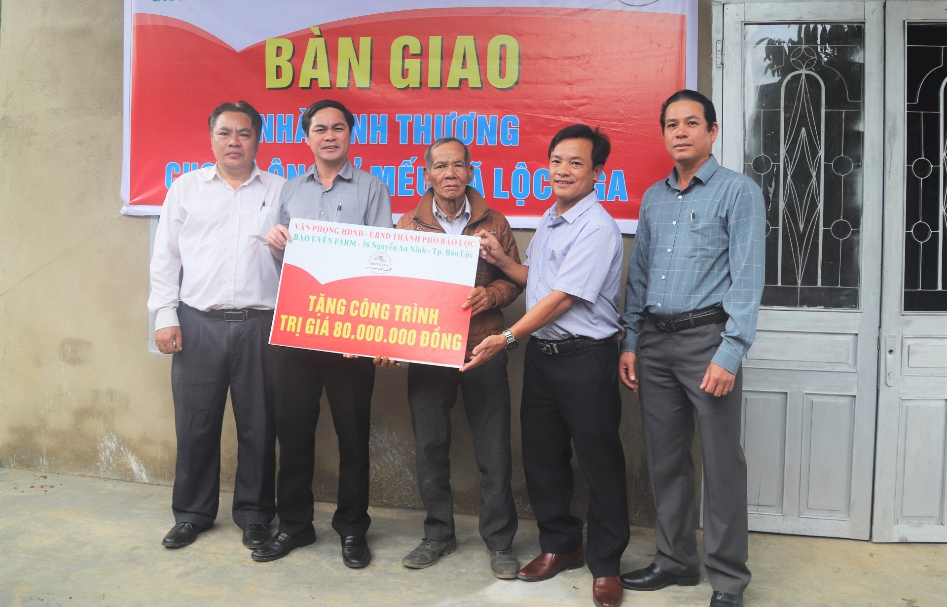 Office of People's Council and People's Committee of Bao Loc City presented charity houses to disadvantaged households in the city.