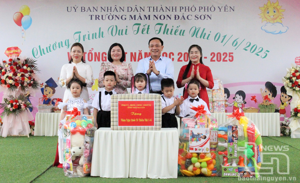 Đồng chí Phạm Văn Thọ trao quà của tỉnh cho cô và trò Trường Mầm non Đắc Sơn (TP. Phổ Yên).