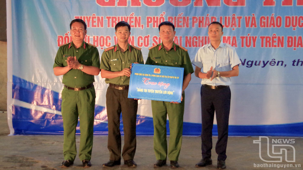 กองกิจการการเมือง และ ตำรวจปราบปรามยาเสพติด มอบ “ป้ายประชาสัมพันธ์เคลื่อนที่” ให้แก่ศูนย์ฟื้นฟูยาเสพติดจังหวัดไทเหงียน