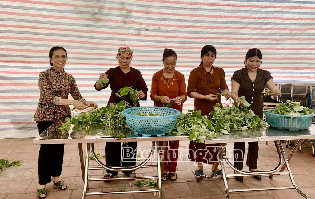 Los voluntarios preparan comida para servir a la gente.