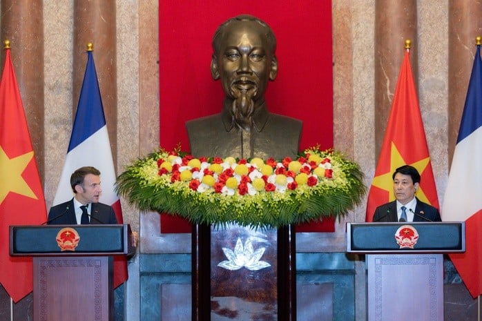 Chủ tịch nước Lương Cường và Tổng thống Emmanuel Macron gặp gỡ báo chí. Ảnh: Hữu Hưng