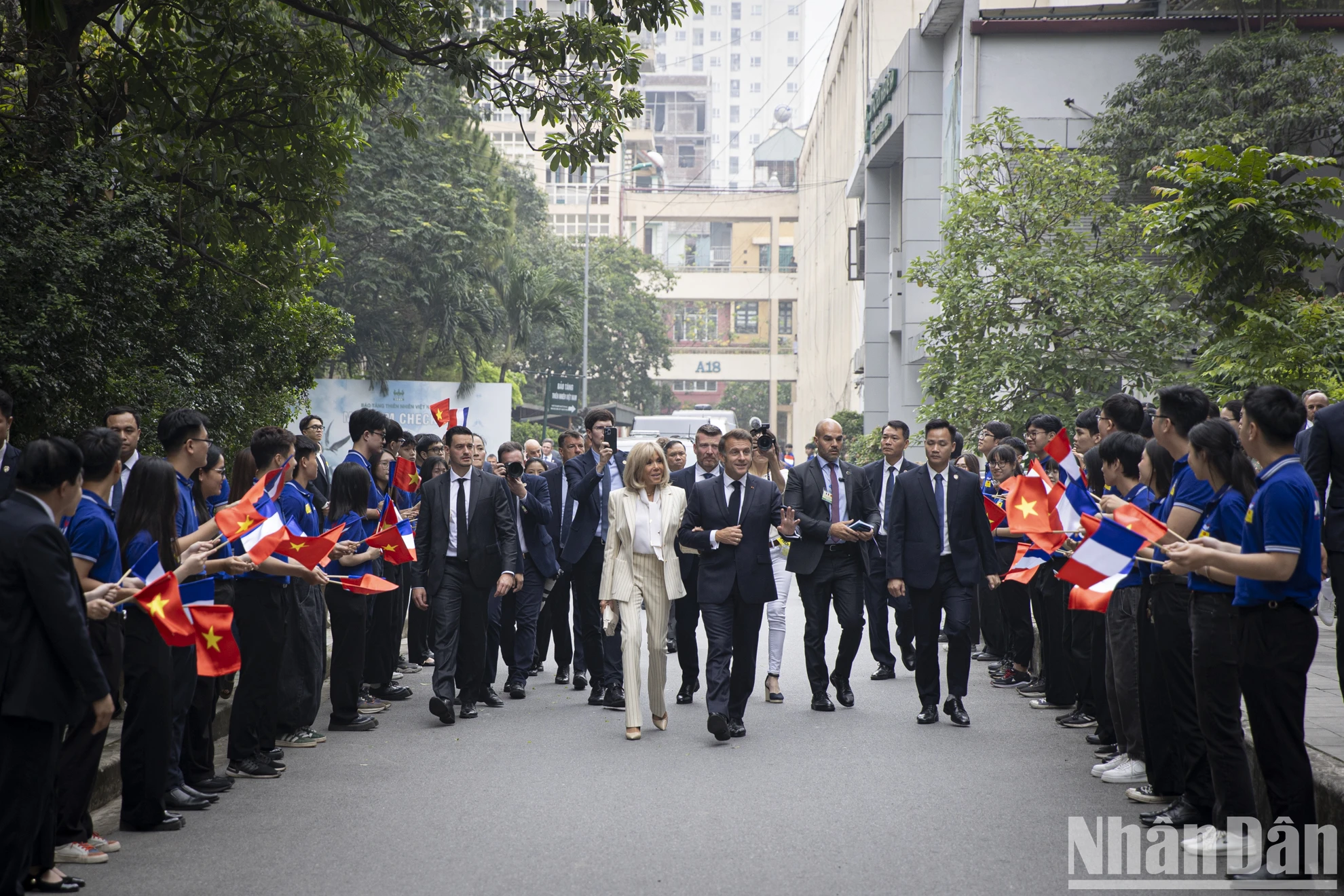 [Ảnh] Phó Chủ tịch nước Võ Thị Ánh Xuân cùng Tổng thống Pháp Emmanuel Macron và Phu nhân thăm Trường đại học Khoa học và Công nghệ Hà Nội ảnh 2