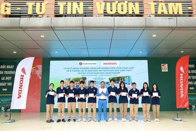 Honda Vietnam fomenta el conocimiento y las habilidades de conducción segura para estudiantes de secundaria e instituciones educativas foto 5