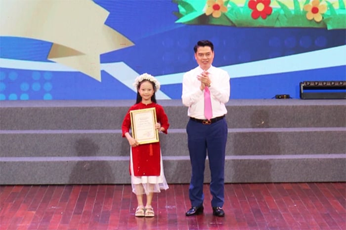 Awarding the 2025 Bac Ninh Province Reading Culture Ambassador Award -0