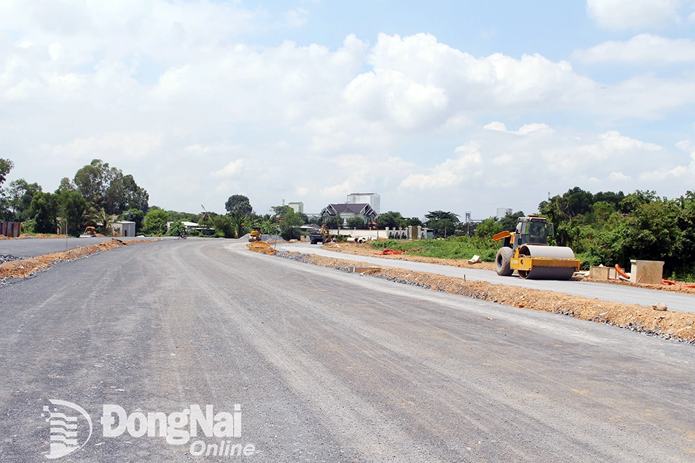 The construction progress of the Bien Hoa city central axis road project is slow due to land acquisition issues. Photo: Khac Thiet