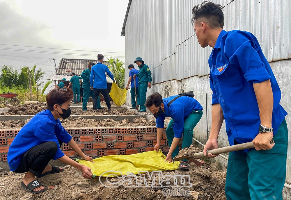 ÐVTN xã Nguyễn Phích tích cực đắp nền nhà giúp dân.