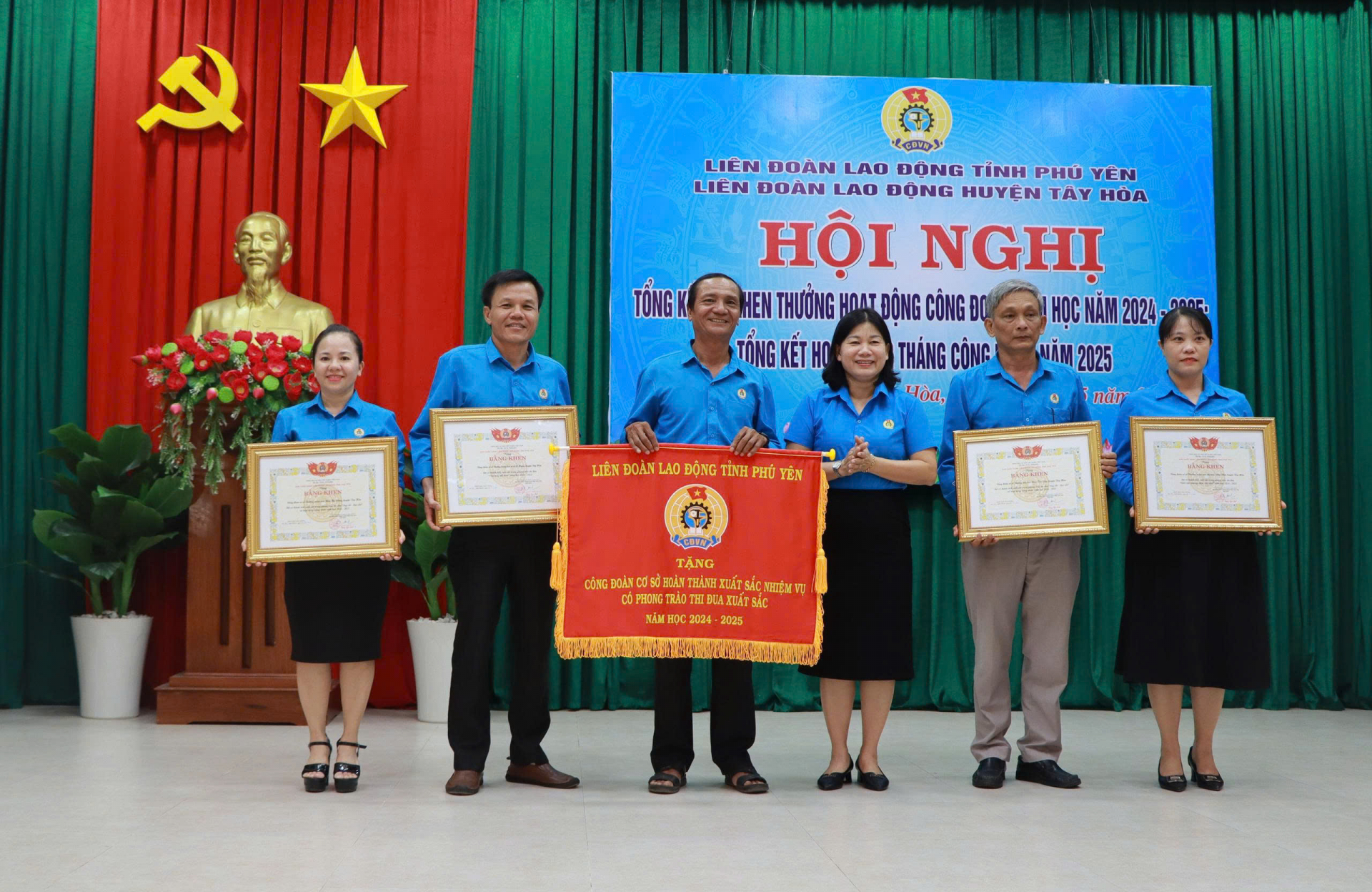  Đại diện lãnh đạo LĐLĐ tỉnh trao tặng Cờ thi đua xuất sắc và bằng khen 
cho các tập thể, cá nhân. Ảnh: LỆ ĐÍNH
