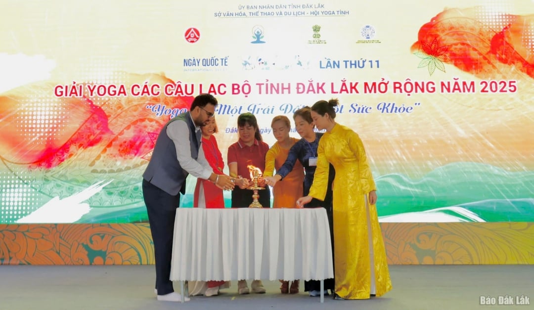 Các đại biểu thực hiện nghi lễ thắp nến truyền thống tại chương trình.