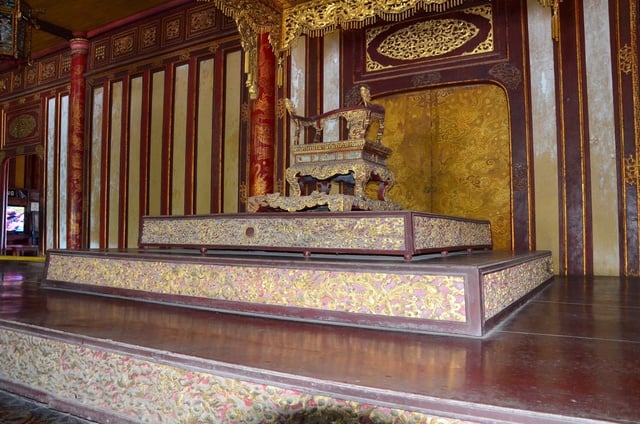 Ngai vàng triều Nguyễn bị bẻ gãy: Sao không trưng bày bản sao bảo vật?- Ảnh 1.