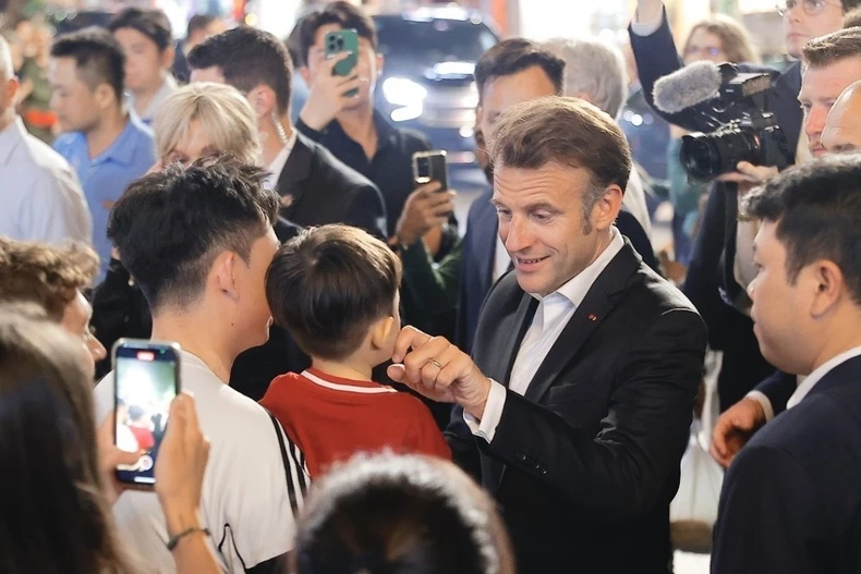 [Foto] El presidente francés, Emmanuel Macron, y su esposa pasean por el Barrio Antiguo de Hanoi. Foto 3