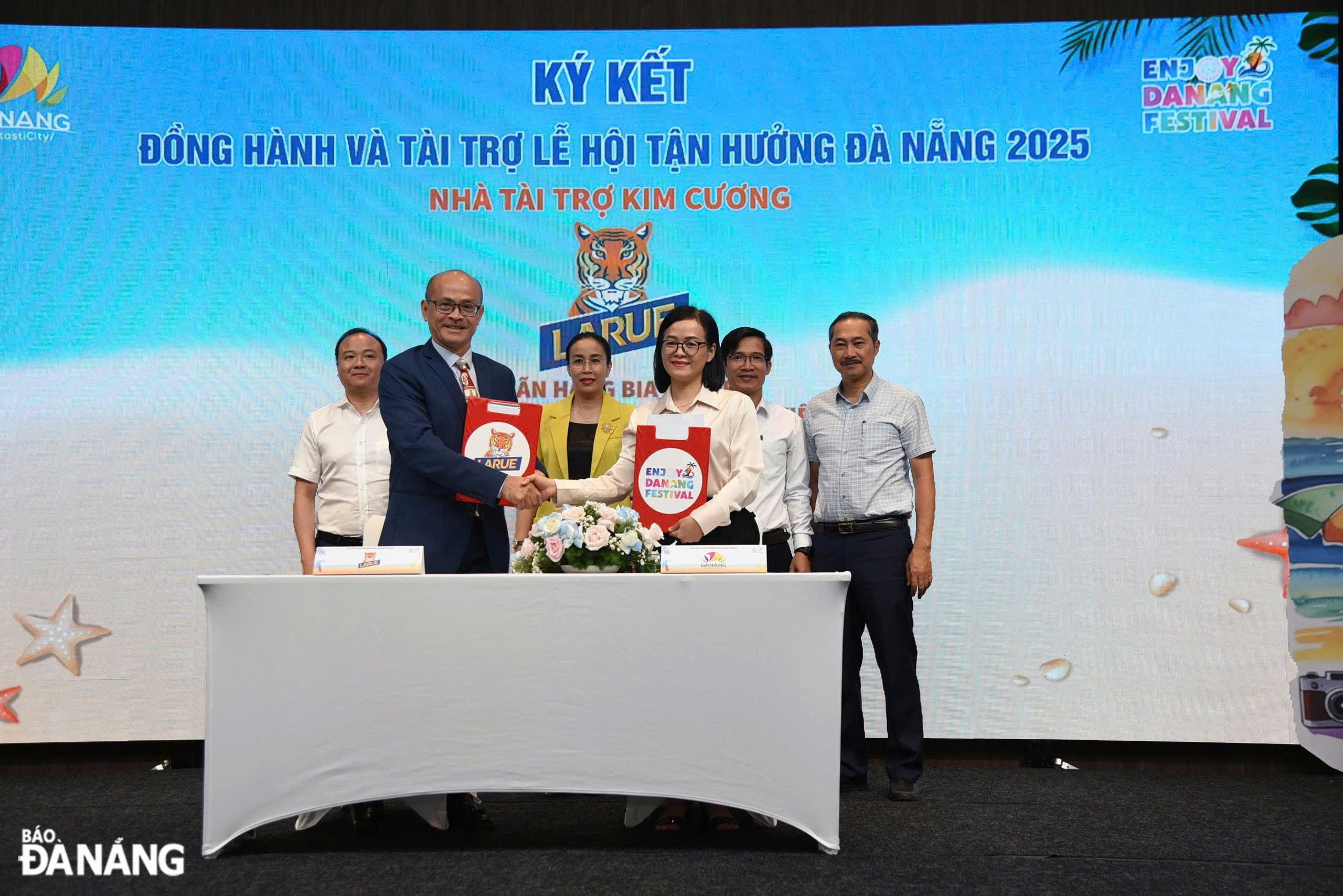 Các đơn vị ký kết đồng hành tổ chức lễ hội. Ảnh: NGỌC HÀ