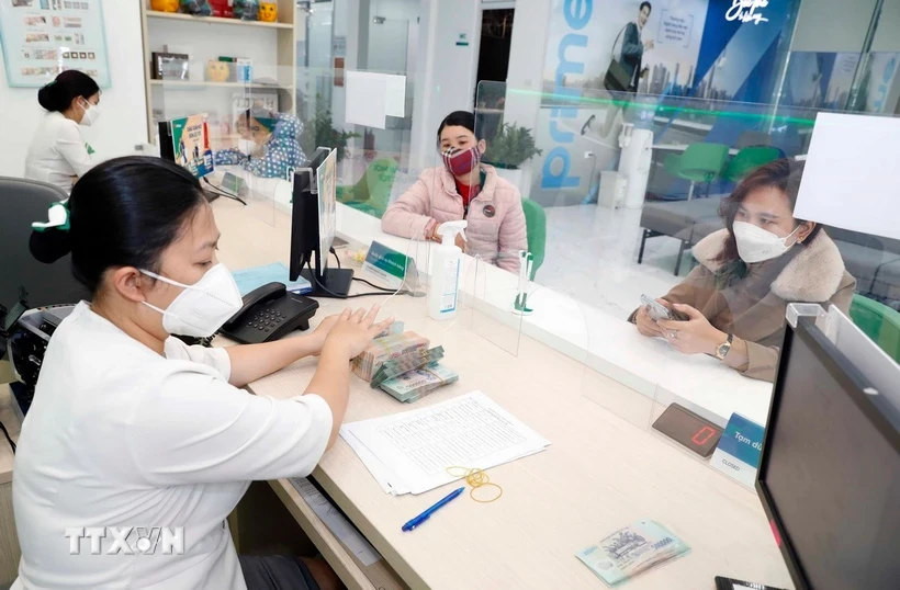 Клиенты совершают транзакции в VPBank. (Фото: Тран Вьет/VNA)
