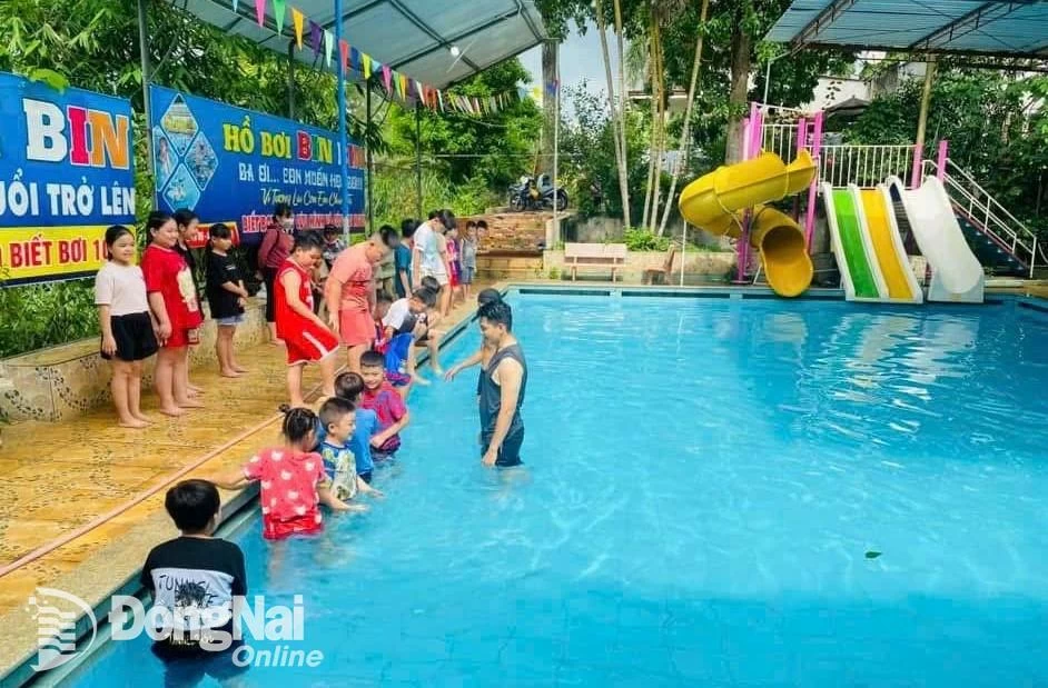 L'Union des jeunes du district de Long Thanh organise des cours de natation gratuits et sécurisés pour les enfants défavorisés de la commune de Bau Can (district de Long Thanh). Photo : TTLT