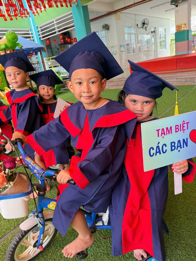 Trẻ ôm cô giáo khóc nức nở vì chia xa trường mầm non - Ảnh 12.