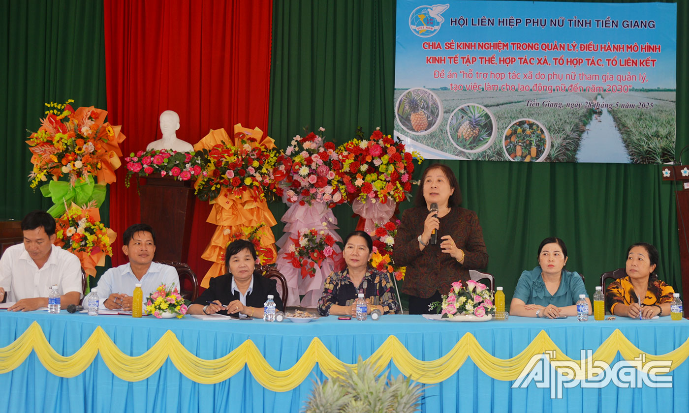 đồng chí Nguyễn Thị Kiều Tiên, Phó Chủ tịch Hội LHPN tỉnh ghi nhận, đánh giá cao vai trò của phụ nữ trong HTX.